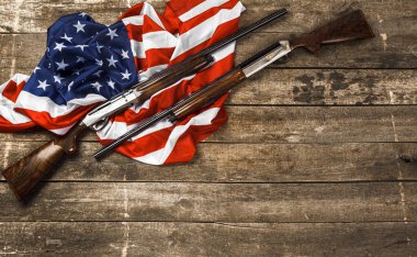 Tahta arka planda Amerikan bayrağında otomatik tüfek.