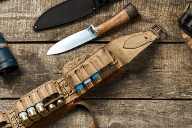 Eski ahşap arka planda çeşitli avlanma ekipmanları