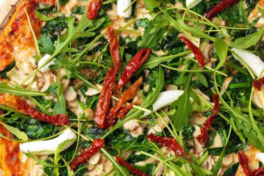 Lezzetli İtalyan pizzasının yakın plan fotoğrafı.