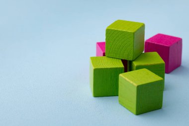 Mavi arka planda ahşap oyuncak yapı seti ayrıntıları