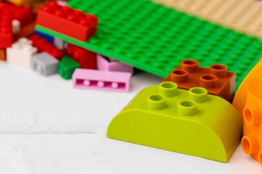 Ahşap arka planda oyuncak oluşturma seti ayrıntıları