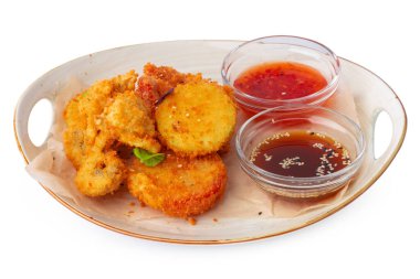 Kızarmış tavuk külçeleri beyaz arka planda izole edilmiş.