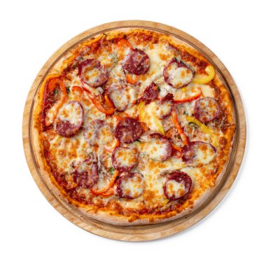 Tahtada taze pizza. Beyazda izole edilmiş.