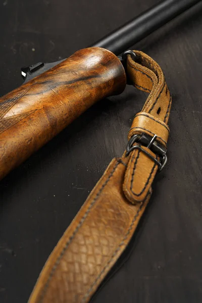 Ξύλινη λαβή κυνηγετικού όπλου σε σκούρο ξύλινο φόντο — Φωτογραφία Αρχείου
