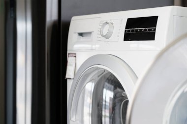 Ev aletleri mağazasındaki yeni kurutma makinesini kapat.