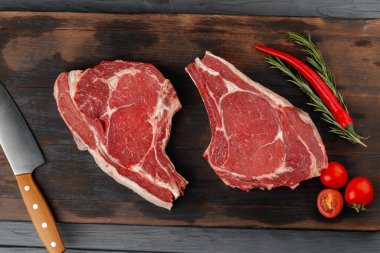 Kahverengi ahşap tahtada çiğ biftek.