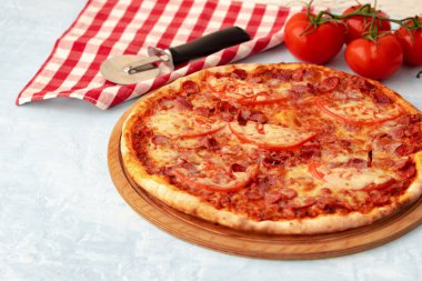 Taze pişmiş pizza, masaya yakın.