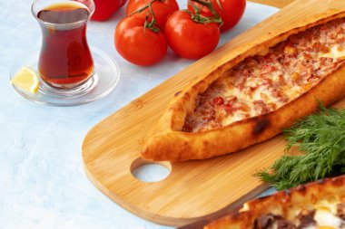 Türk Pide ekmeğini ahşap masaya yakın tut