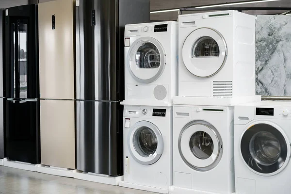Fila de lavadoras nuevas en un hipermercado — Foto de Stock