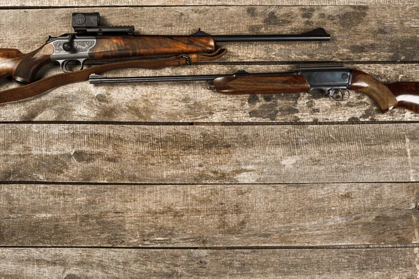 Охотничье оружие на темных деревянных бэкгорондах, вид сверху — стоковое фото