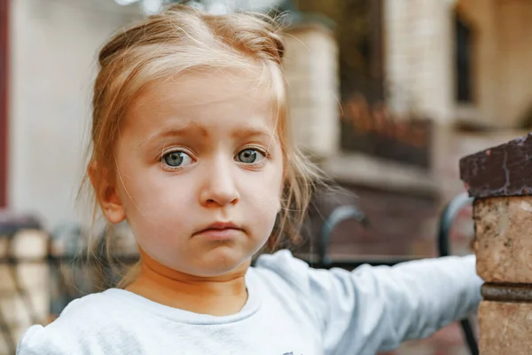 Nahaufnahme Porträt eines kleinen blonden Mädchens an einem Sommertag — Stockfoto