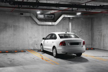 Alışveriş merkezindeki yeraltı otoparkı.