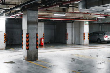 Alışveriş merkezindeki yeraltı otoparkı.