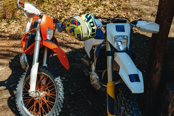 Szczegóły dotyczące zbliżenia motocykla poprzecznego zaparkowanego na ziemi — Zdjęcie stockowe