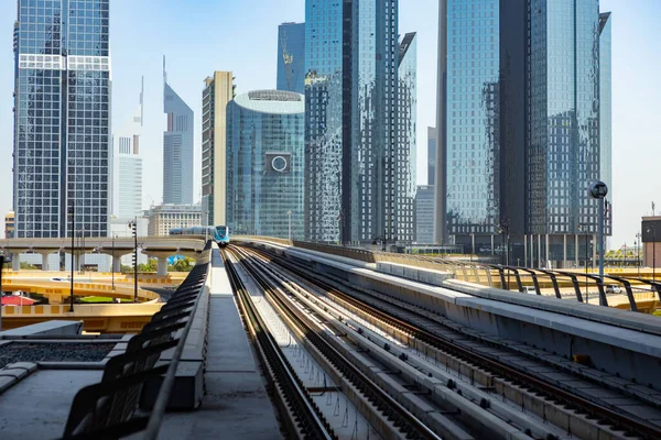 DUBAI, VAE - MAART, 2020: Dubai Metro met wolkenkrabbers op achtergrond — Stockfoto