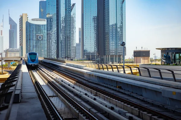 DUBAI, Emirados Árabes Unidos - MARÇO, 2020: Metrô de Dubai com arranha-céus ao fundo — Fotografia de Stock