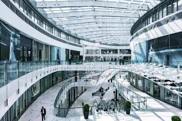 DUBAI, UAE - MARCH, 2020: Fashion Avenue belső kilátás a Dubai Mall-ban — Stock Fotó