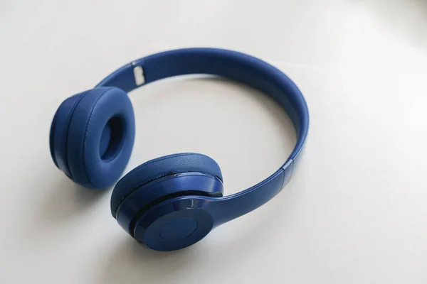 Niebieskie słuchawki na białym tle zbliżenie — Zdjęcie stockowe