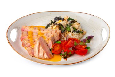 Izgara domuz pirzolası ve soslu pilav.