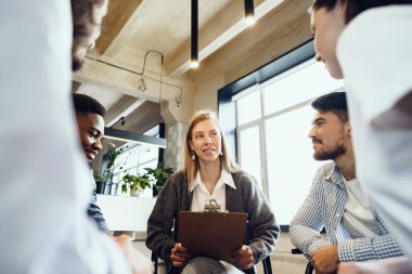 Gençler bir çemberde oturup tartışıyorlar.