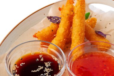 Bol yağda kızartılmış karides ve sos.