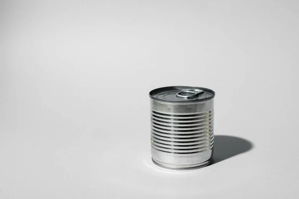 Lata de lata para la comida sobre fondo gris —  Fotos de Stock