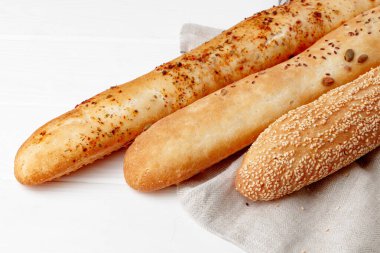 Beyaz ahşap masada taze baget ekmek.