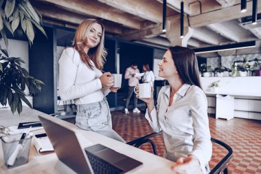 Ofiste kahve içen iki genç bayan meslektaşım.