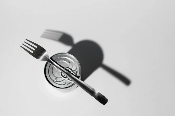 흰 바탕에 음식을 담을 수있는 주석 — 스톡 사진