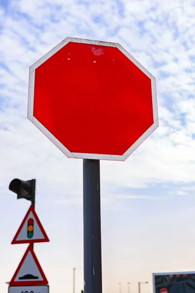 Röd trafikskylt med kopieringsutrymme mot blå himmel — Stockfoto