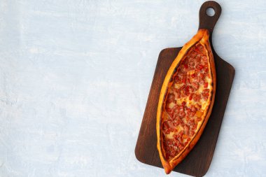 Açık mavi ahşap yüzeyde Türk pidesi ekmeği