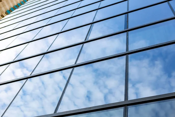 푸른 하늘을 배경으로 한 유리 초고층 건물, 아래에서 바라봄 — 스톡 사진