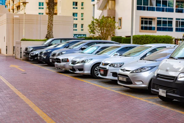 DUBAI, Émirats arabes unis - MARS 2020 : Voitures sur le parking dans une rue de Dubaï — Photo