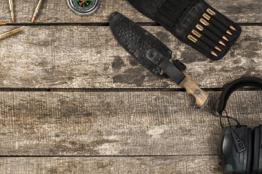 Eski, siyah ahşap arka planda avlanma ekipmanları