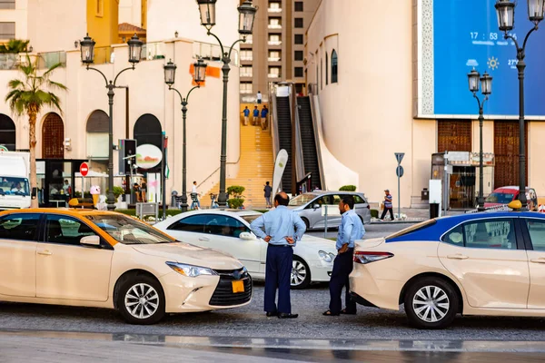 DUBAI, Émirats arabes unis - MARS 2020 : Taxi dans une rue de Dubaï — Photo