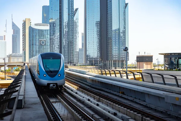 DUBAI, Emirados Árabes Unidos - MARÇO, 2020: Metrô de Dubai com arranha-céus ao fundo — Fotografia de Stock