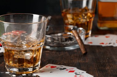 Masada viski ve puroyla poker oynamak.