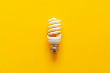 Sarı kağıttan arkaplan görünümlü ampul