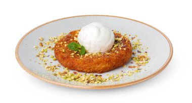 Beyaz üzerine izole edilmiş dondurma toplu Türk tatlısı Kunefe