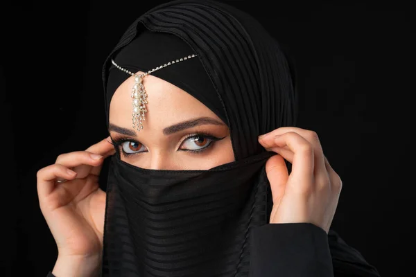 Close up portrait of beautiful muslim girl dressed in hijab — Stock Photo, Image