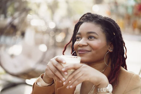 美丽的非洲裔美国女人坐在户外咖啡馆里喝咖啡 — 图库照片