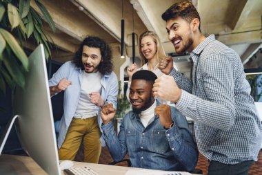 Mutlu iş adamları şirket zaferini kutluyor.