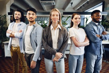 Ofiste sırada bekleyen beş farklı genç meslektaşın grup portresi.
