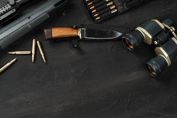 Fucile da caccia e cartucce su sfondo di legno scuro — Foto Stock