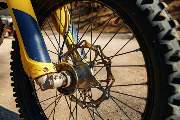 모토 크로스의 앞바퀴가 가까이 있다 — 스톡 사진