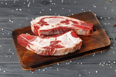 Tahtada pişmemiş çiğ et eti.