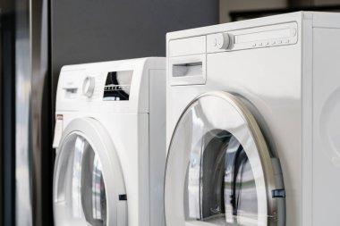 Ev aletleri mağazasında yeni bir çamaşır makinesi
