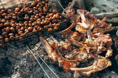 Mangal kömürü şampiyonları ve kuzu kaburgaları yakın.