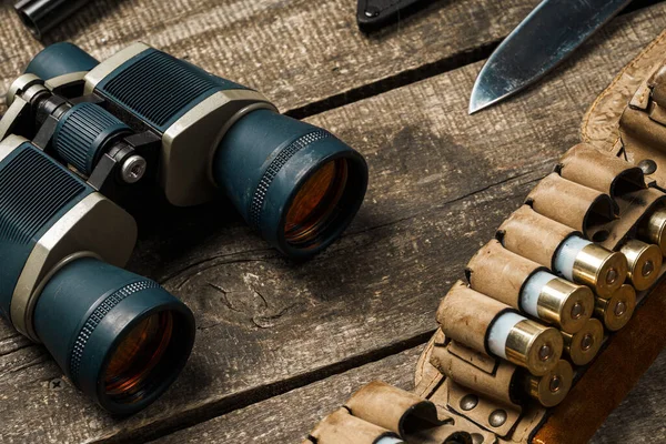 木制底座上的狩猎设备双筒望远镜 — 图库照片