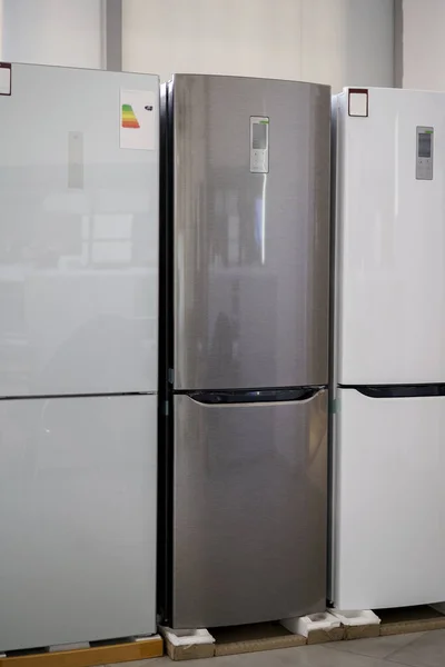 Fila de frigoríficos en la tienda de electrodomésticos — Foto de Stock